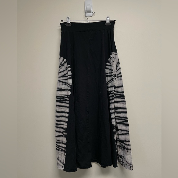 Tryst Black and White Tie-Dye Pattern Skirt - Picture 2 of 3
